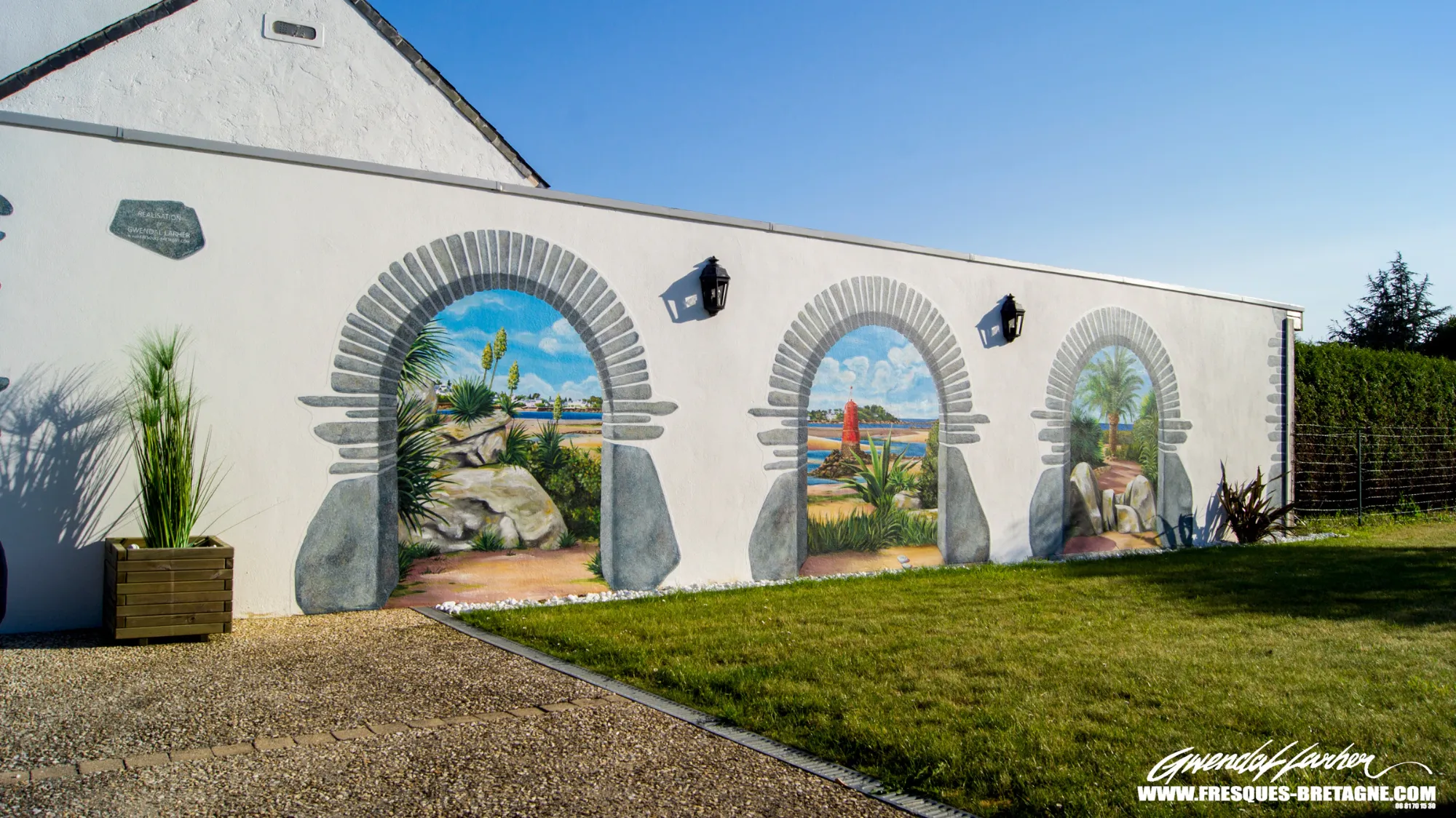 Jeu de lumière sur les trois arches en trompe-l'œil du mur de jardin d'un particulier à Locquirec